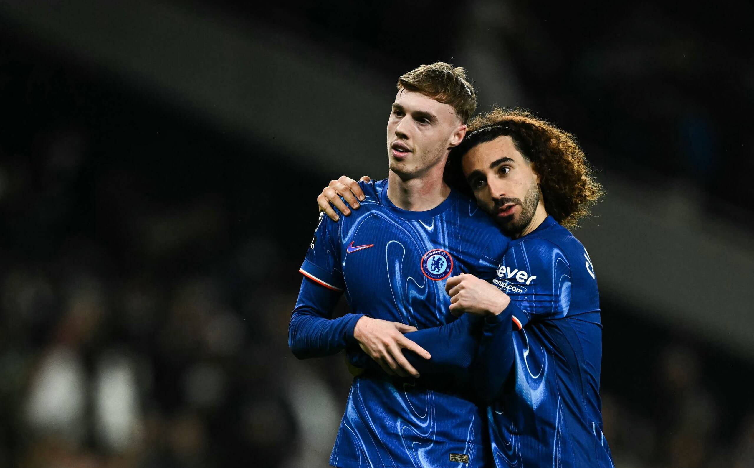 游戏攻略大全切尔西主场大捷，球员赛后激动庆祝胜利，查看经营帮助环境.